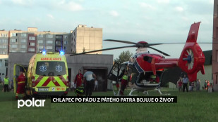 Chlapec po pádu z pátého patra bojuje o život