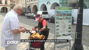 Na náměstí je stojan k nabíjení elektrokol 