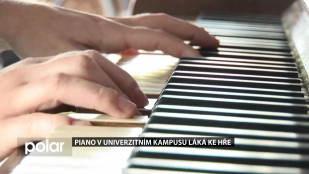 Piano v univerzitním kampusu láká ke hře