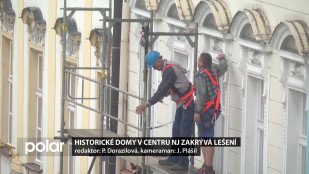 Historické domy v centru NJ zakrývá lešení