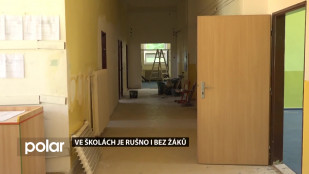 Ve školách je rušno i bez žáků