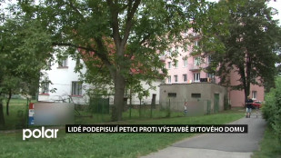 Lidé podepisují petici proti výstavbě bytového domu