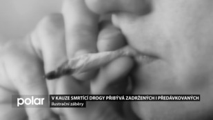 V kauze smrtící drogy přibývá zadržených i předávkovaných