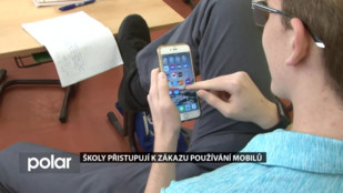 Školy přistupují k zákazu používání mobilů