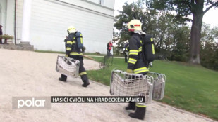 Hasiči cvičili na hradeckém zámku