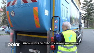 Speciální vůz z Orlové čistí v Karviné kontejnery