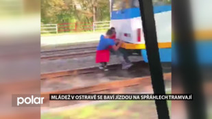 Mládež v Ostravě se baví jízdou na spřáhlech tramvají