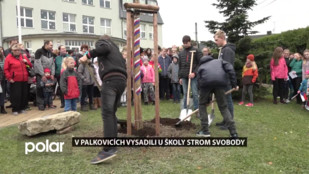 V Palkovicích vysadili u školy Strom svobody