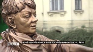 Nové vedení radnice bude sochu Špinarové znovu řešit