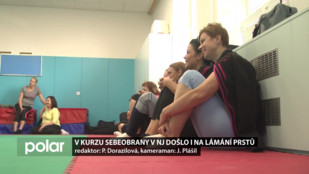 V kurzu sebeobrany v Novém Jičíně došlo i na lámání prstů