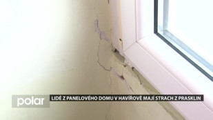 Lidé z panelového domu v Havířově mají strach z prasklin