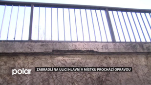 Zábradlí na ulici Hlavní v Místku prochází opravou