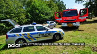 Policisté ocenili kolegy, kteří zachránili tonoucího