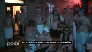 Bruntálští saunaři se chladili v ulicích města