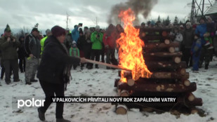 V Palkovicích přivítali Nový rok zapálením vatry