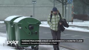 Terénní pracovník vyráží za bezdomovci s horkým čajem