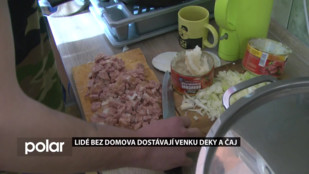 Lidé bez domova dostávají venku deky a čaj