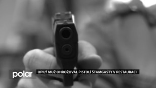 Opilý muž ohrožoval pistolí štamgasty v restauraci