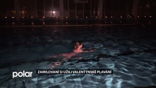 Zamilovaní si užili romantické plavání