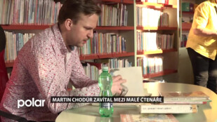 Zpěvák Martin Chodúr zavítal mezi karvinské čtenáře