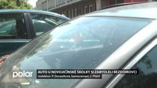 Auto u novojičínské školky si zabydleli bezdomovci