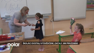 Školáci dostali vysvědčení, začaly jim dvouměsíční prázdniny