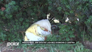 Bezdomovci jsou v centru rádi, právě odtud je ale Nový Jičín chce dostat