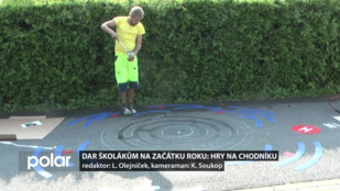 Skákací panák nebo twister? Děti v Bruntálu se vracejí ke klasickým hrám na chodníku