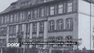 Tablica informacyjna przy pomniku Gimnazjum na Obrokach