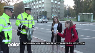 Chodcům chybí reflexní prvky, zahrávají si se životem. Karvinští policisté to chtějí změnit