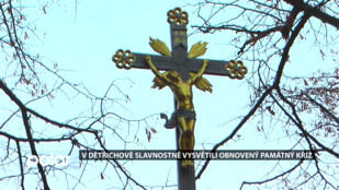 Bruntálský děkan navštívil Dětřichov nad Bystřicí. Slavnostně vysvětil zdejší obnovený památný kříž