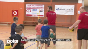 Silní muži, kteří hrají ragby, učí sportovat děti z mateřinek