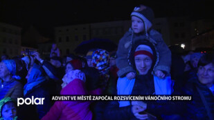 Vánoční strom ve Frýdku-Místku už svítí. Lidé se teď dočkají bohatého adventního programu