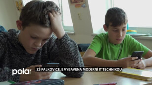 Výuka v palkovické škole je moderní, testy na známky dělají na mobilech, v notebooku malují