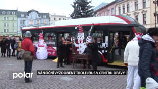 Vánočně vyzdobený trolejbus v centru Opavy