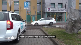 Radnice nadělila dárky seniorům. Rozdávala je v Senior Expresu