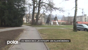 Do nemocnice lze vstoupit jen hlavní bránou, negativní reakci veřejnosti se její vedení snaží zmírnit změnami v parkování