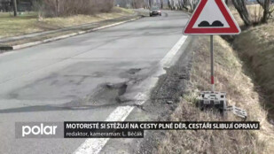 Motoristé si stěžují na cesty plné děr, o které si likvidují pneumatiky. Cestáři slibují opravu