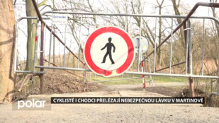 Cyklisté i chodci přelézají nebezpečnou lávku v Martinově. Objížďka je ale dlouhá.