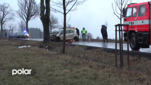 Po dopravní nehodě u Rýmařova zemřelo dítě. Ženu a další dvě děti vrtulníky transportovaly do nemocnic