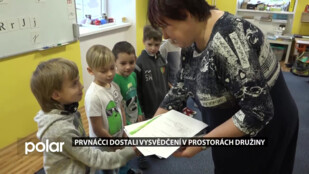 Prvnáčci dostali vysvědčení v prostorách družiny, školu čeká velká rekonstrukce