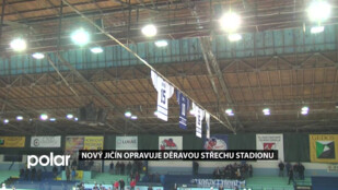 Nový Jičín opravuje děravou střechu zimního stadionu