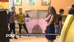 Žáci ZŠ Komenského hrají malým dětem divadlo - natočeno před 18. 3.
