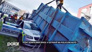 Těžký kontejner málem rozdrtil policejní auto, řidič duchapřítomně strhl řízení