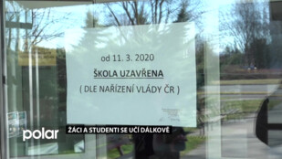 Žáci a studenti se učí prozatím dálkově, někde jen procvičují, jinde i známkují