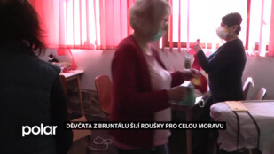 Děvčata z Bruntálu šijí roušky pro celou Moravu