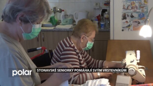 Stonavské seniorky pomáhají svým vrstevníkům. Potřební senioři mohou roušky získat v DPS.