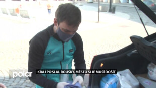 Kraj poslal roušky, lidé v Novém Jičíně si je musí došít