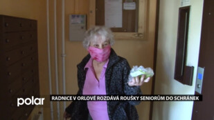 Radnice v Orlové rozdává roušky seniorům do schránek, ti to vítají