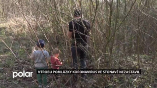 Tradici výroby velikonoční pomlázky koronavirus nezastavil ani ve Stonavě